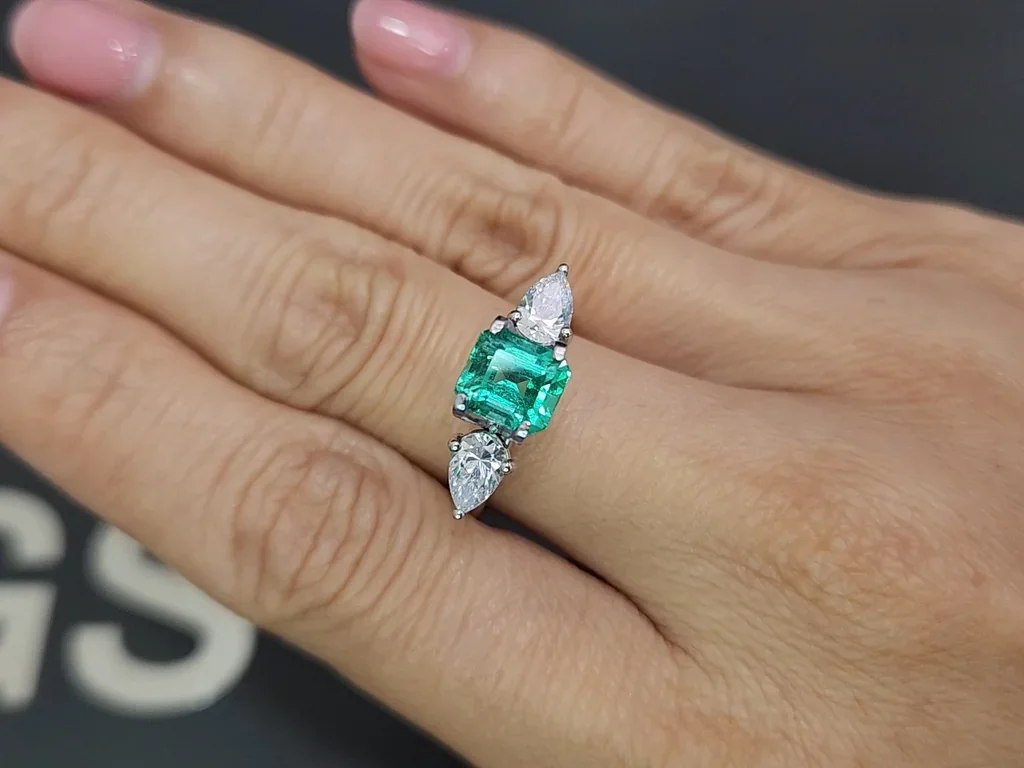 Emerald Intense green Panjshir in octagon cut 1.56 carats  Image №5