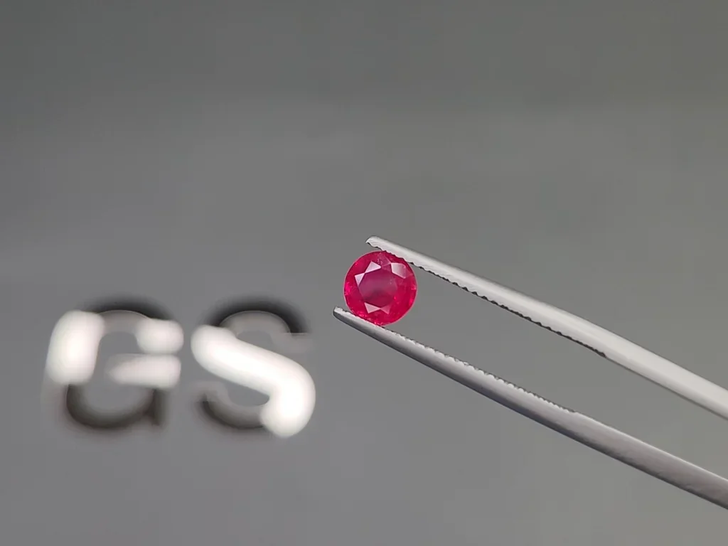 Unheated Pigeon's Blood ruby round cut 0.94 carats, Burma Image №3