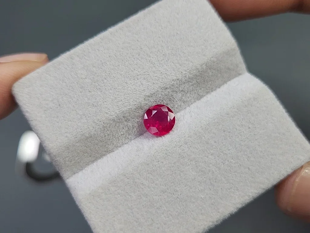 Unheated Pigeon's Blood ruby round cut 0.94 carats, Burma Image №4