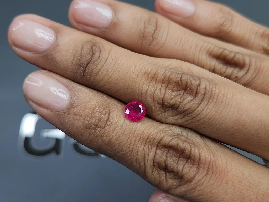 Unheated Pigeon's Blood ruby round cut 0.94 carats, Burma Image №2