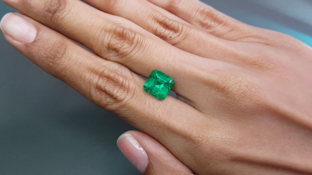 Natural Muzo green emerald in octagon cut 3.93 ct, Colombia Image №2