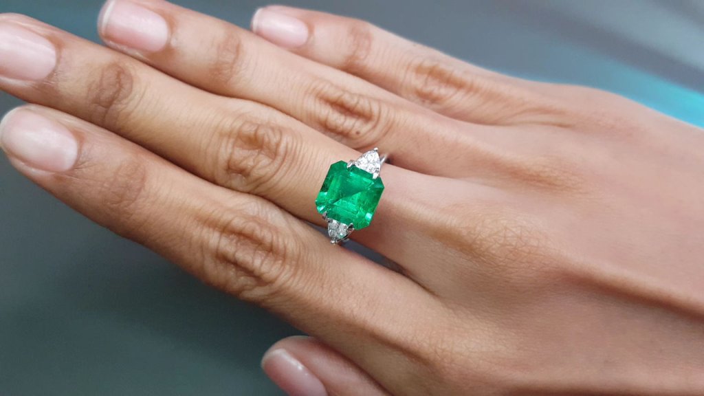 Natural Muzo green emerald in octagon cut 3.93 ct, Colombia Image №4