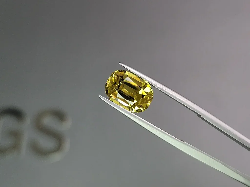 Cushion cut golden chrysoberyl 5.25 carats, Sri Lanka Image №3