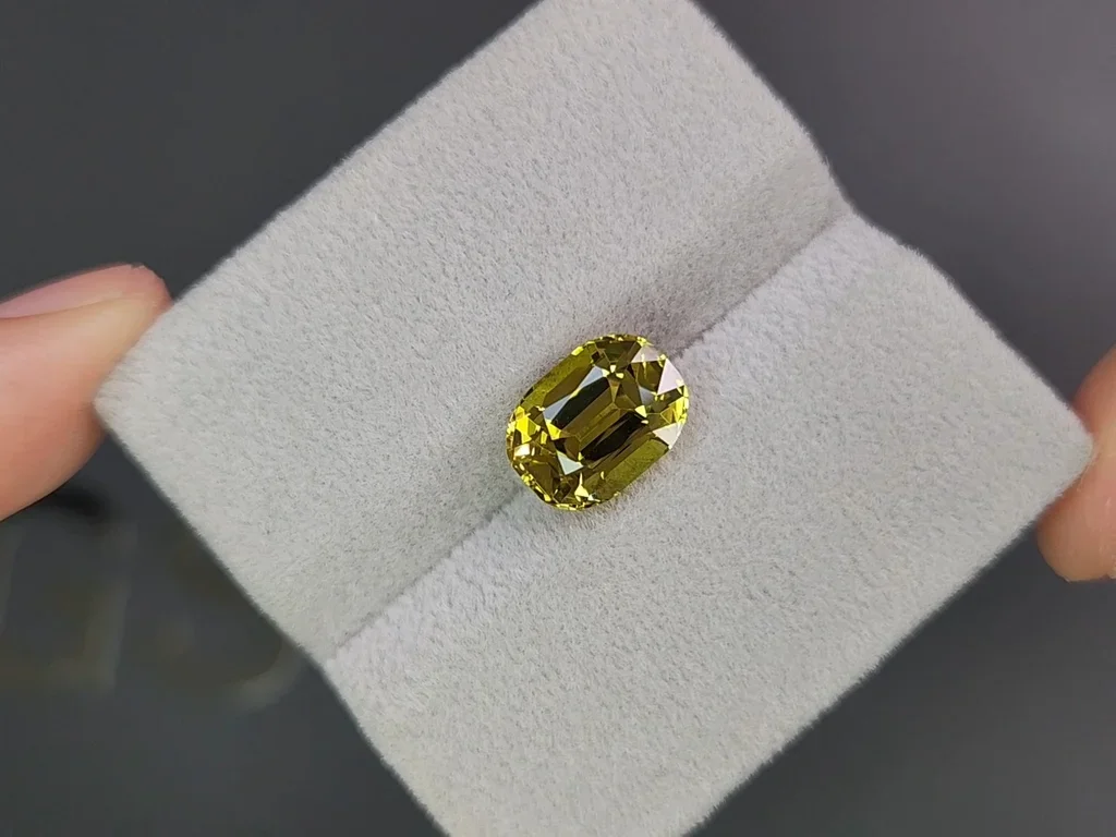 Cushion cut golden chrysoberyl 5.25 carats, Sri Lanka Image №4