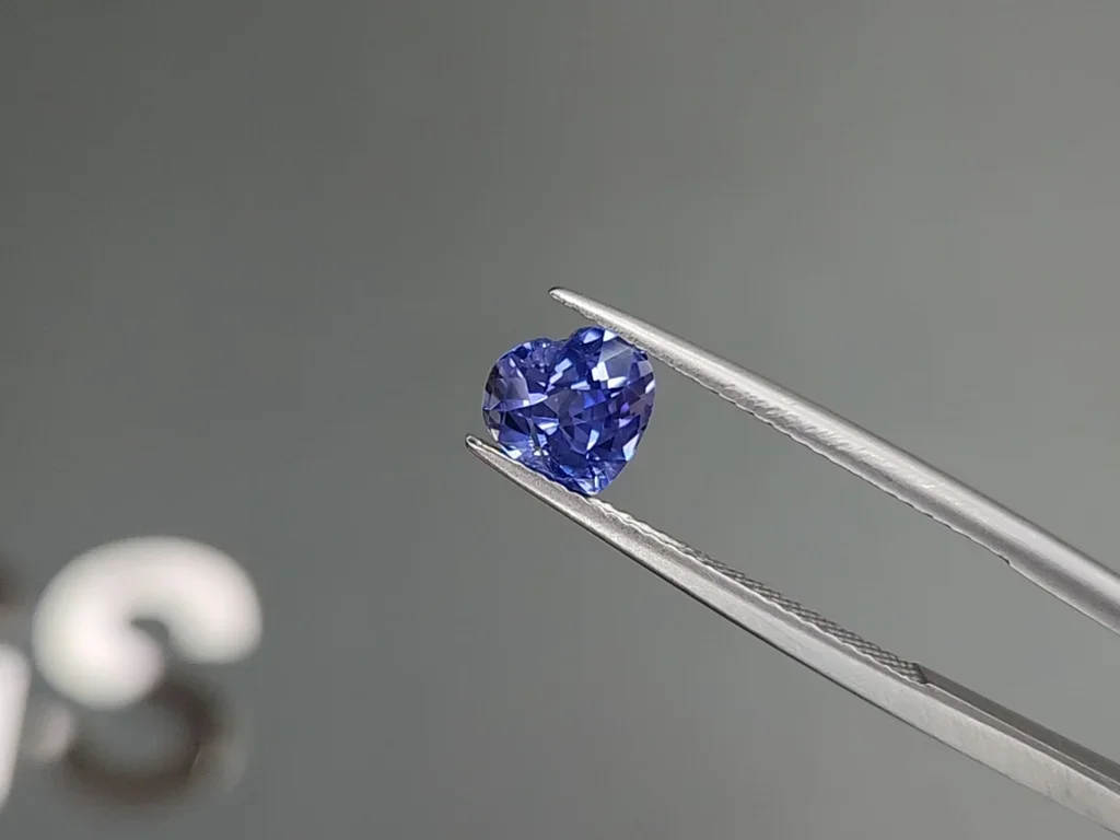 Unheated intense blue sapphire in heart shape 1.69 carats, Sri Lanka Image №3