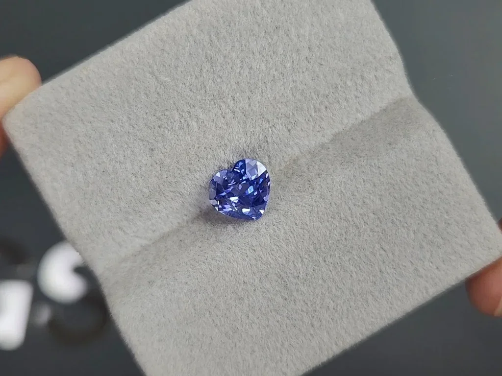 Unheated intense blue sapphire in heart shape 1.69 carats, Sri Lanka Image №4