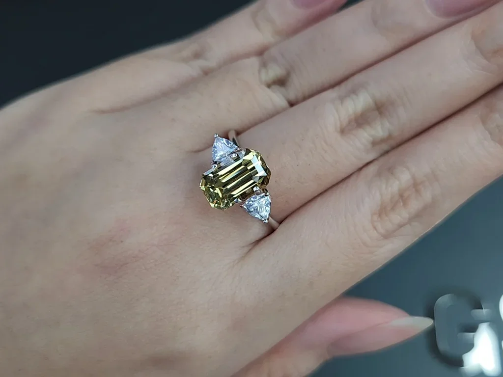 Yellow chrysoberyl octagon cut 4.04 carats, Madagascar Image №5