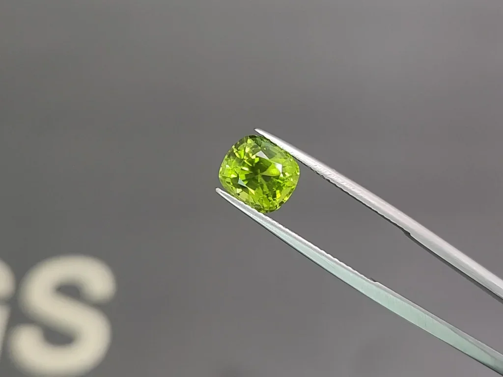 Peridot cushion cut 3.22 carats, Burma  Image №3