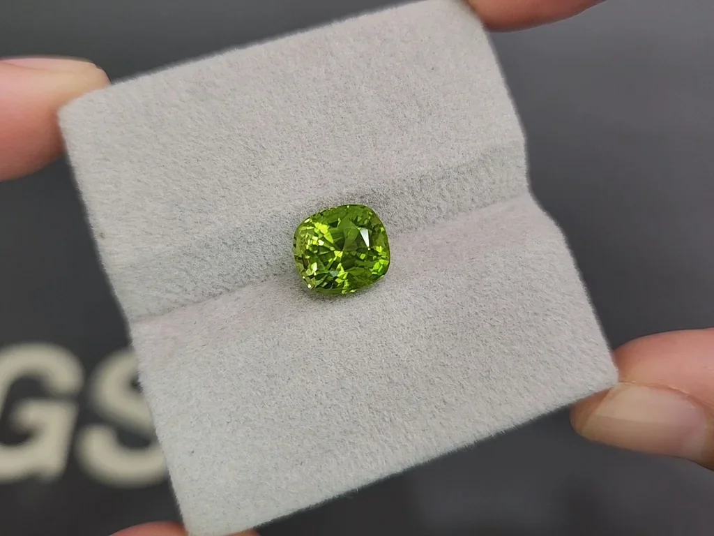 Peridot cushion cut 3.22 carats, Burma  Image №4