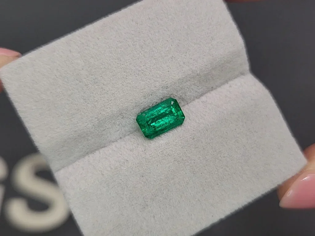 Panjshir Vivid green octagon cut emerald 1.23 carats Image №4