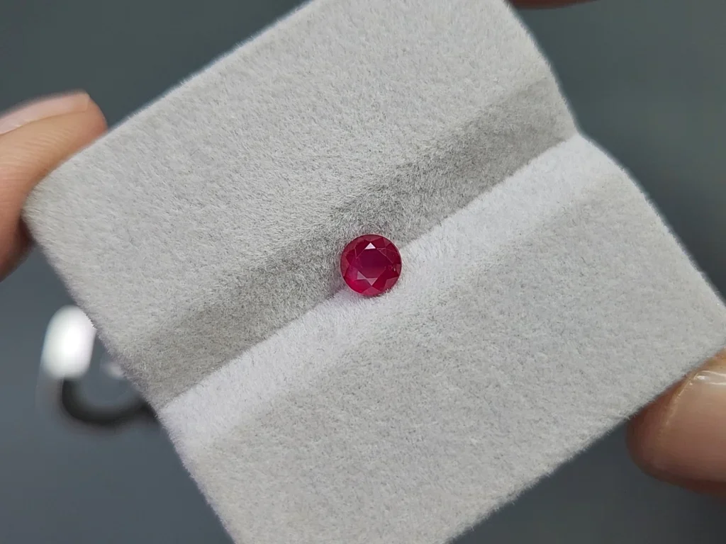 Unheated ruby Pigeon's Blood round cut 0.63 carats, Burma, (Mogok) Image №4