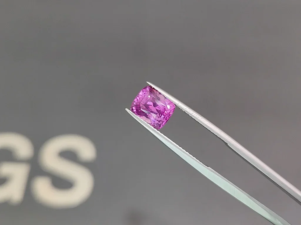 Sapphire Vivid pink cushion cut 3.03 carats, Sri Lanka Image №3