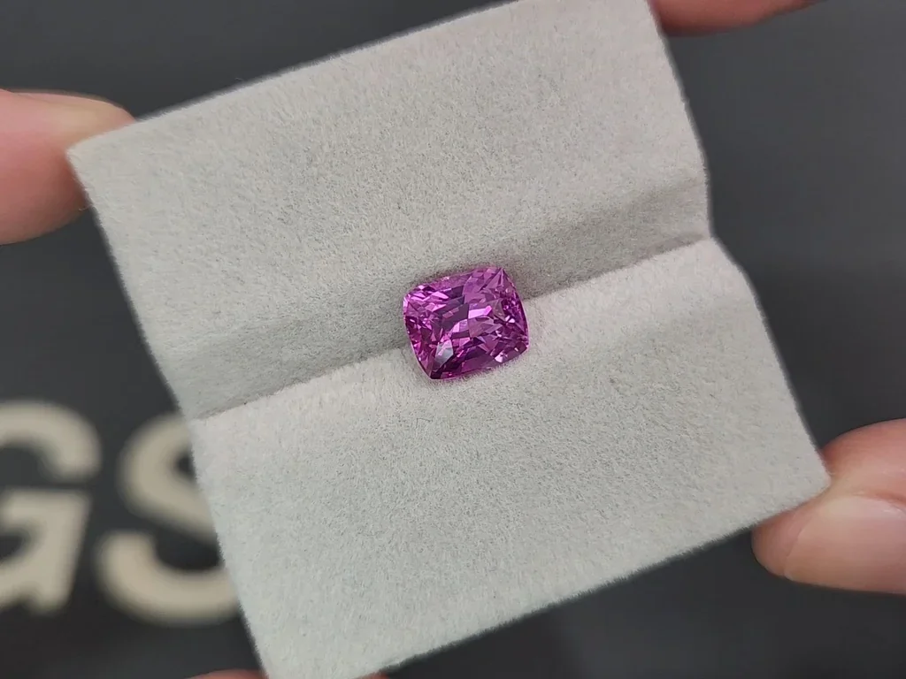 Sapphire Vivid pink cushion cut 3.03 carats, Sri Lanka Image №4