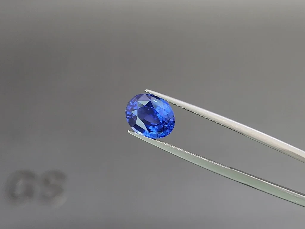 Unheated Royal Blue sapphire in oval cut 3.23 carats, Sri Lanka Image №3