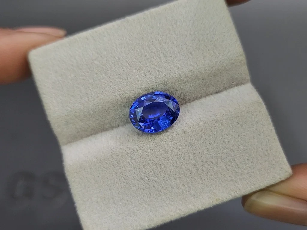 Unheated Royal Blue sapphire in oval cut 3.23 carats, Sri Lanka Image №4