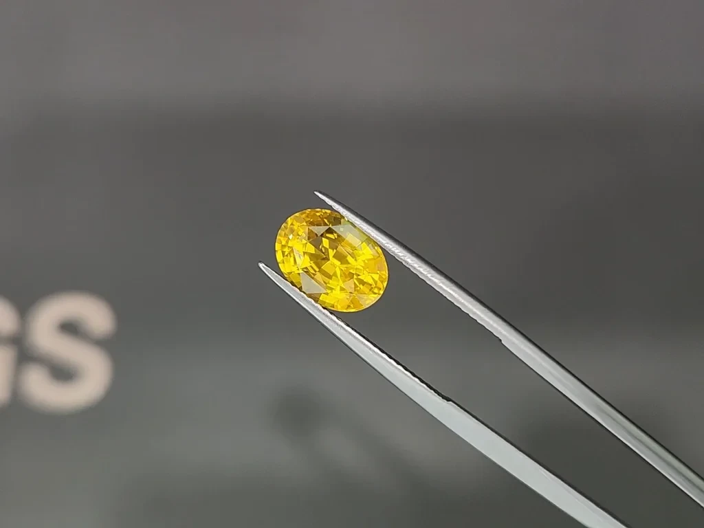 Sapphire Vivid Yellow - Golden in oval cut 4.17 carats, Sri Lanka Image №3