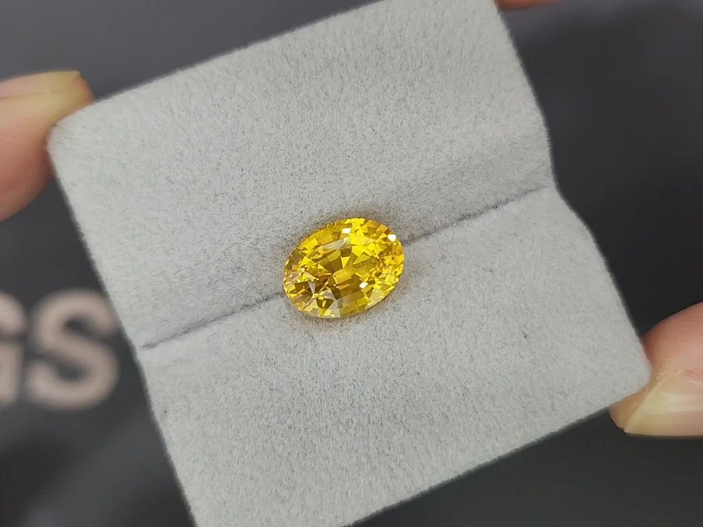 Sapphire Vivid Yellow - Golden in oval cut 4.17 carats, Sri Lanka Image №4