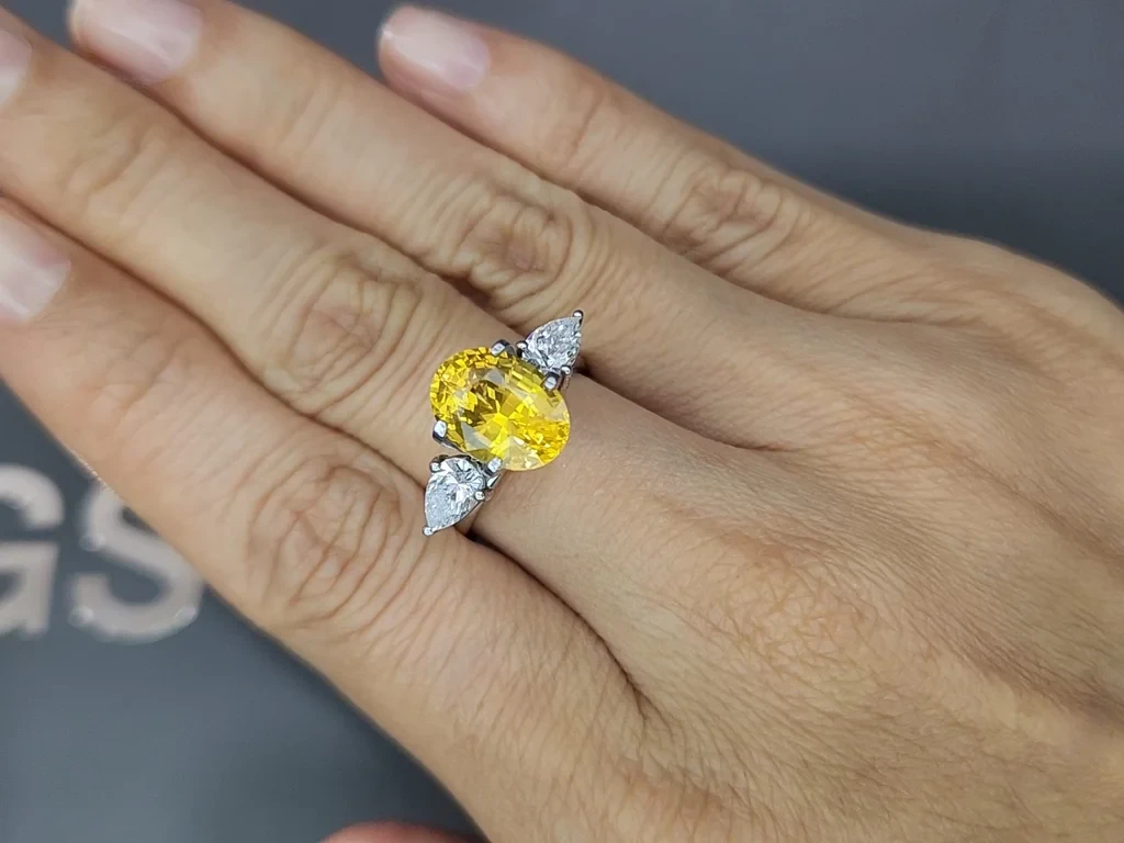 Sapphire Vivid Yellow - Golden in oval cut 4.17 carats, Sri Lanka Image №5