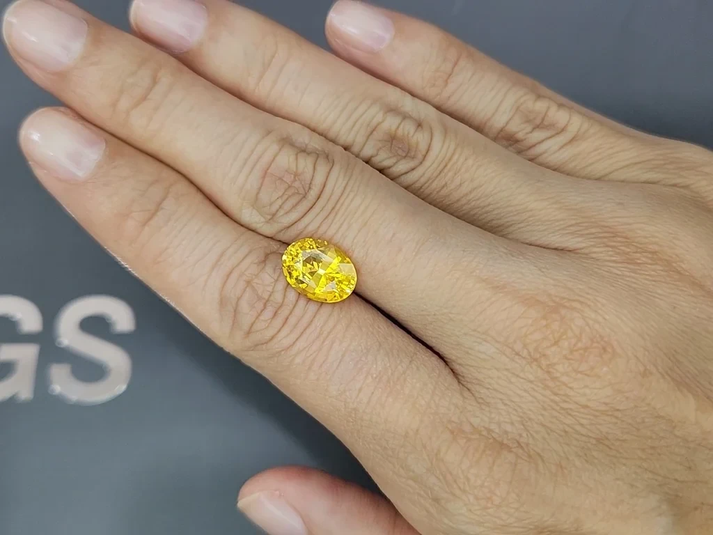 Sapphire Vivid Yellow - Golden in oval cut 4.17 carats, Sri Lanka Image №2