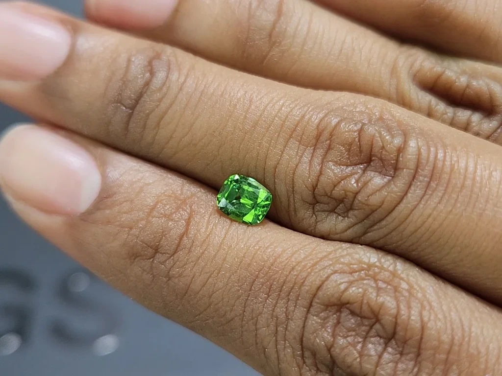 Garnet tsavorite cushion cut 0.88 carats, Tanzania Image №2