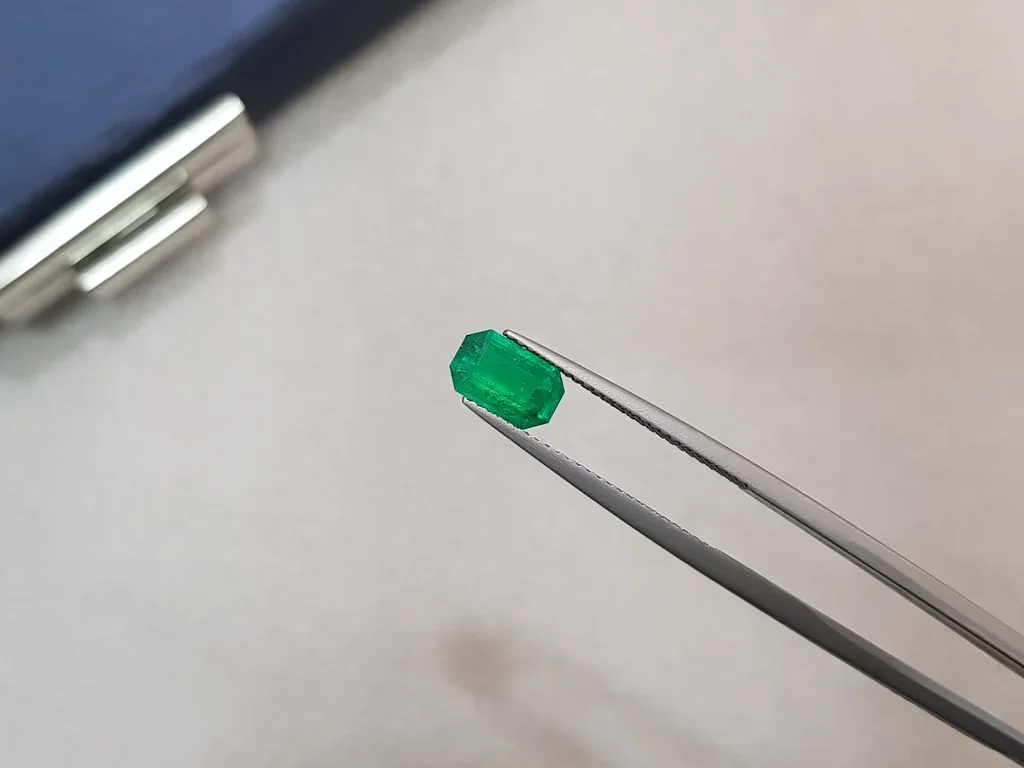 Colombian vivid green emerald 0.90 ct Image №2