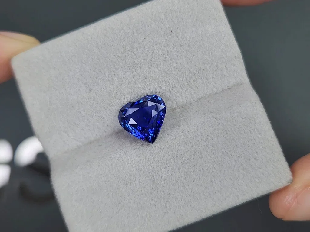 Unheated Royal blue sapphire in heart cut 3.04 carats, Sri Lanka Image №4