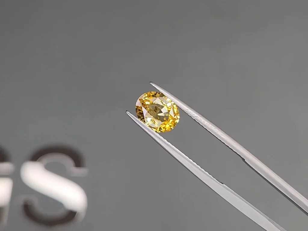Vivid yellow sapphire in oval cut 1.56 carats, Sri Lanka  Image №3