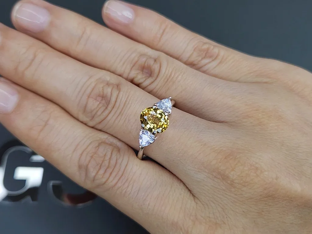 Vivid yellow sapphire in oval cut 1.56 carats, Sri Lanka  Image №5
