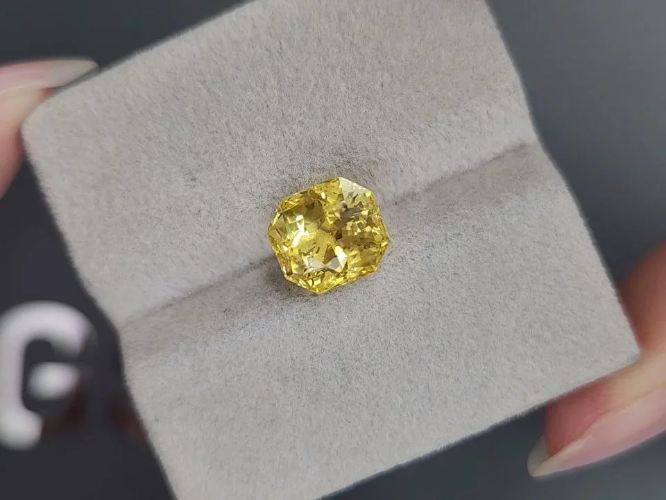Unheated vivid yellow sapphire in cut radiant 5.52 carats, Sri Lanka Image №4