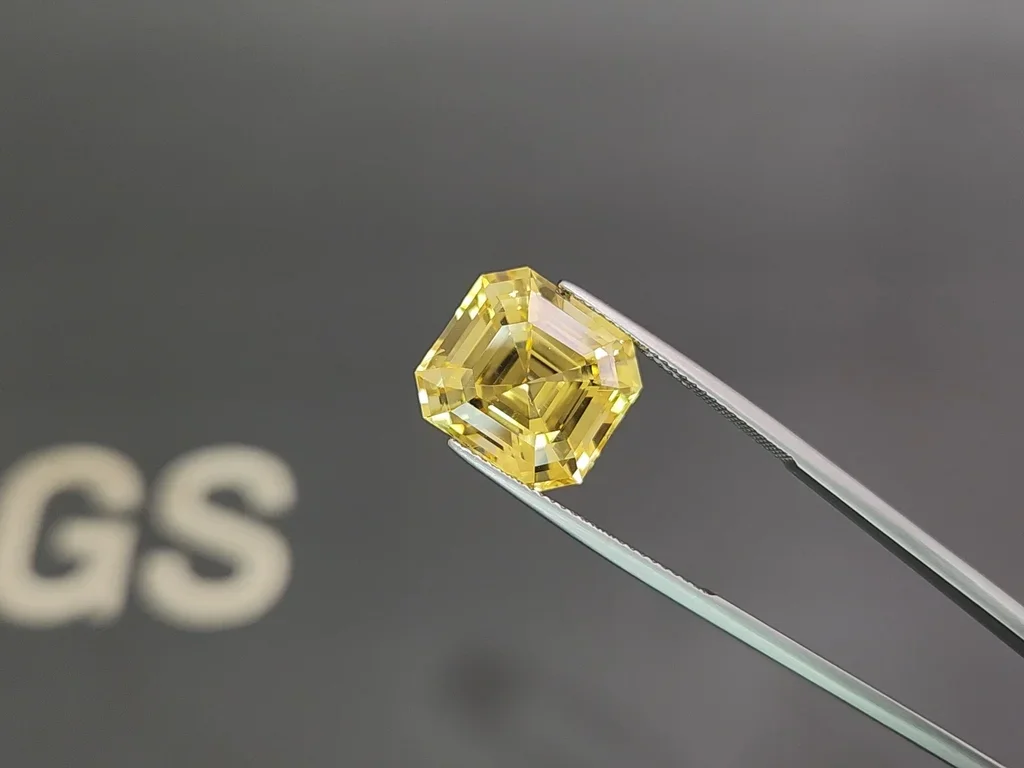 Unheated yellow Golden color sapphire in radiant cut 15.90 carats, Sri Lanka Image №3