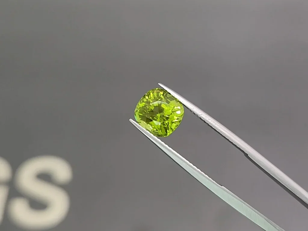 Peridot cushion cut  3.49 carats, Burma  Image №3