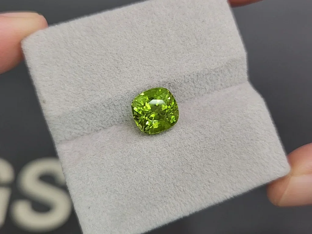 Peridot cushion cut  3.49 carats, Burma  Image №4