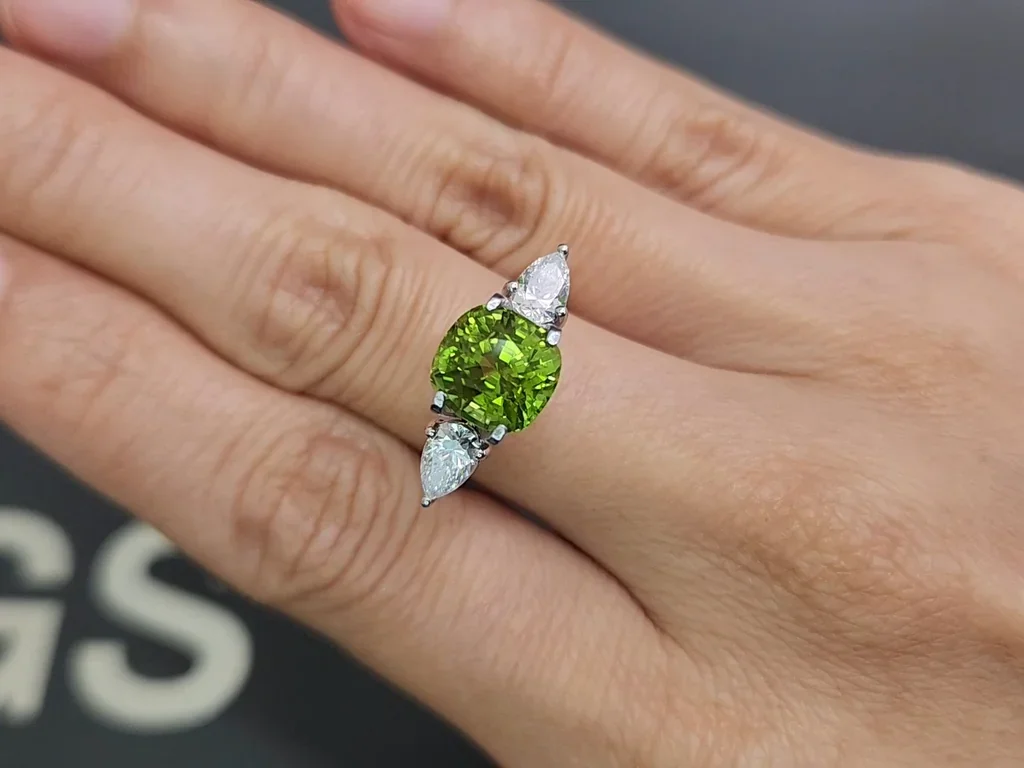 Peridot cushion cut  3.49 carats, Burma  Image №5