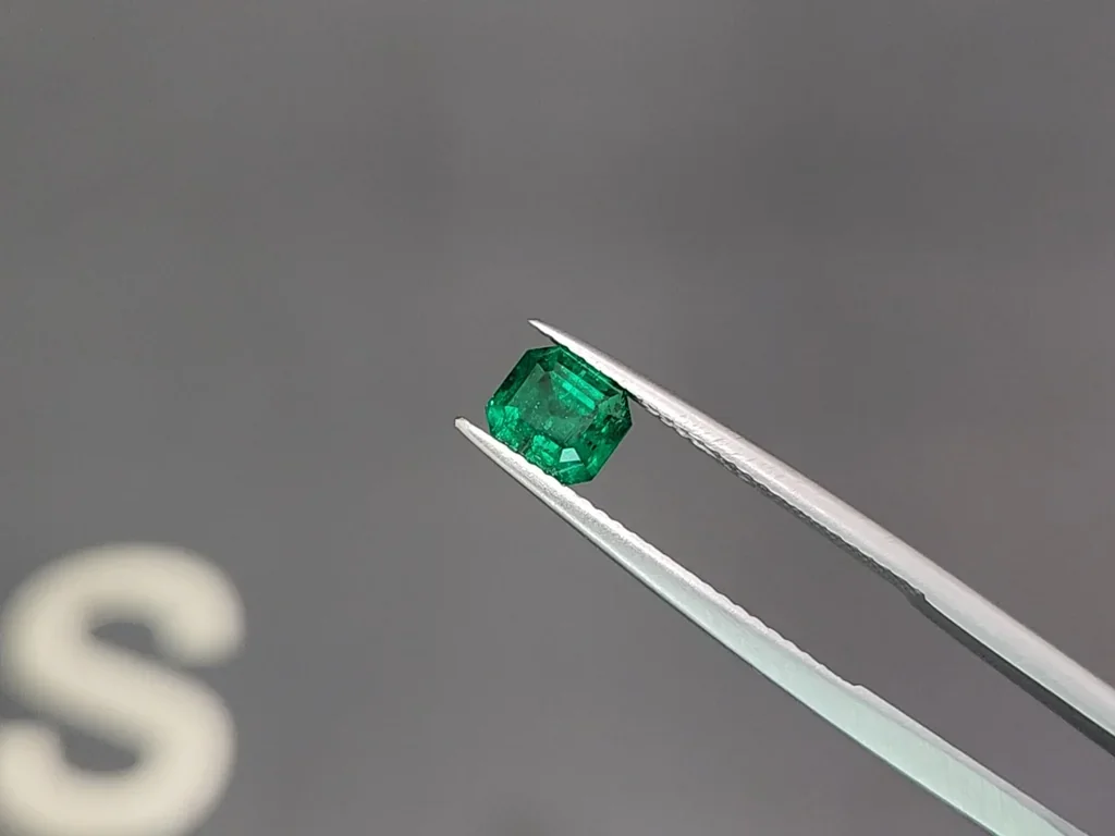 Vivid green emerald in asscher cut 0.99 carats, Panjshir Image №3