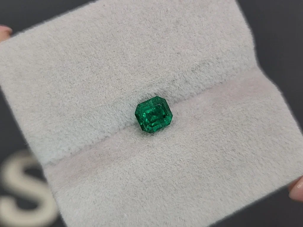 Vivid green emerald in asscher cut 0.99 carats, Panjshir Image №4