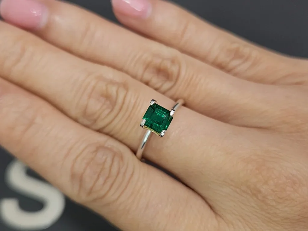 Vivid green emerald in asscher cut 0.99 carats, Panjshir Image №5