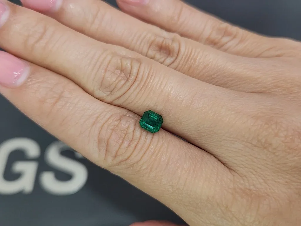 Vivid green emerald in asscher cut 0.99 carats, Panjshir Image №2