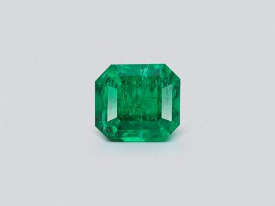 Vivid green emerald in asscher cut 0.99 carats, Panjshir photo