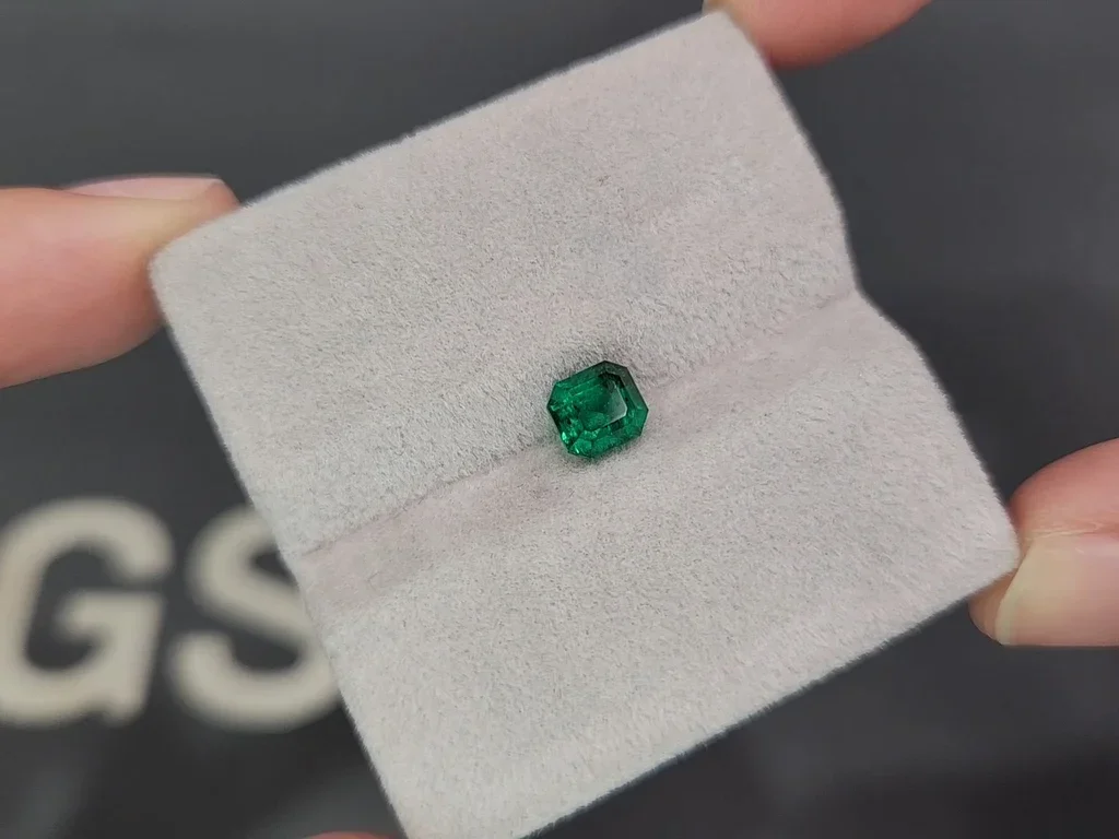 Vivid green emerald in asscher cut 0.99 carats, Panjshir Image №4