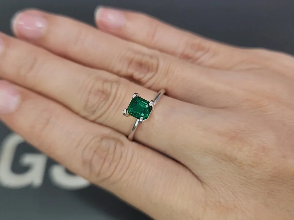 Vivid green emerald in asscher cut 0.99 carats, Panjshir Image №5