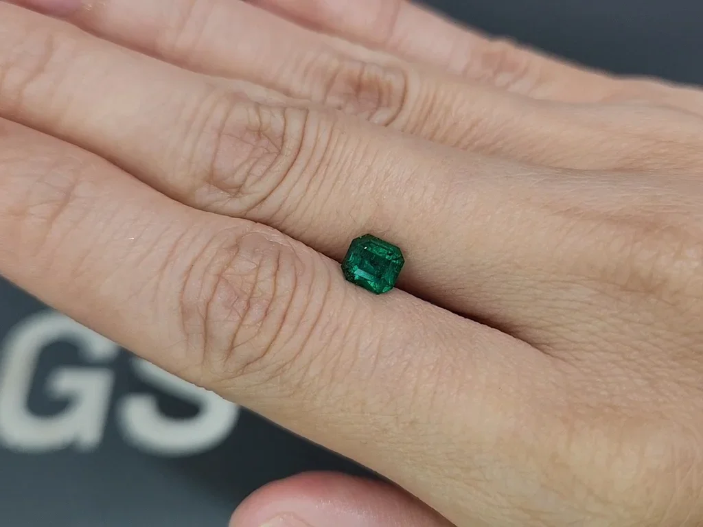 Vivid green emerald in asscher cut 0.99 carats, Panjshir Image №2