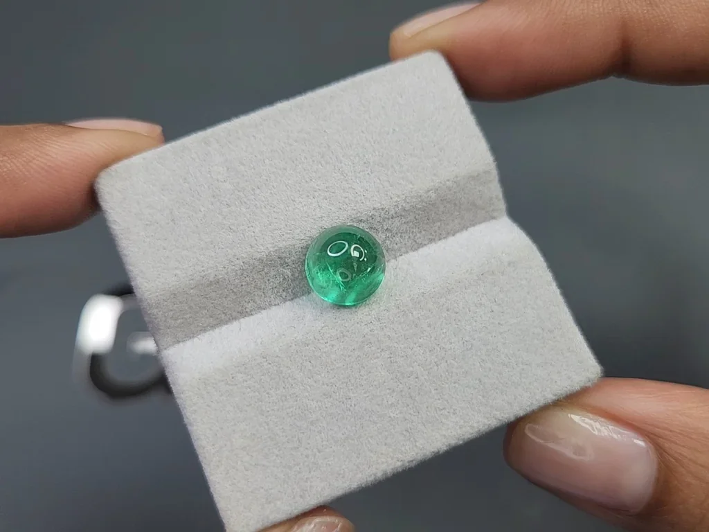 Emerald Intense Green cabochon cut 2.91 carats, Russia Image №4