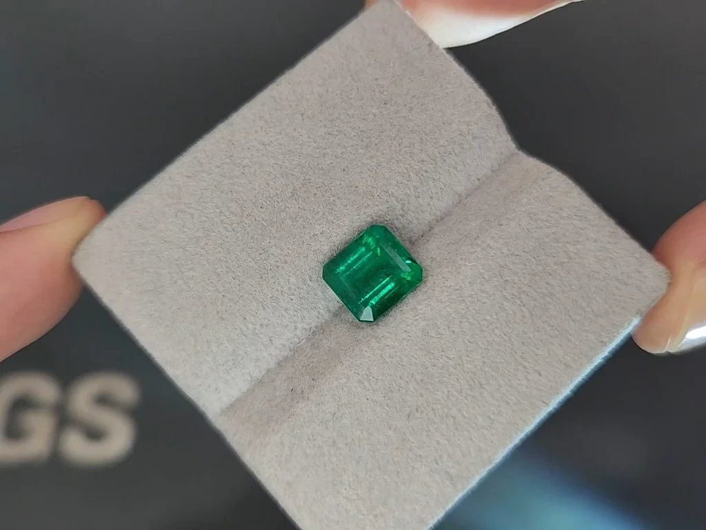 Emerald Muzo Green octagon cut 2.09 carats, Colombia Image №4