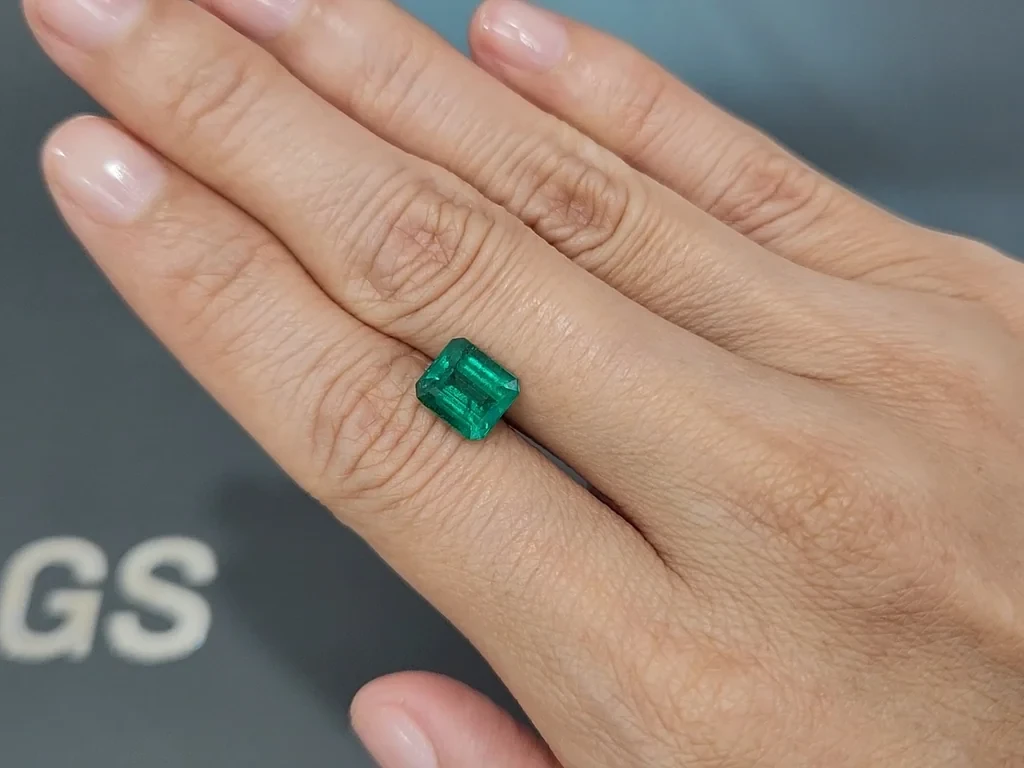 Emerald Muzo Green octagon cut 2.09 carats, Colombia Image №2