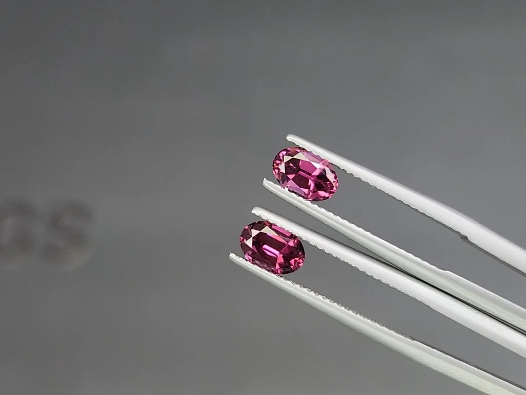 Pair of rhodolite garnets oval cut 2.03 carats, Madagascar Image №3