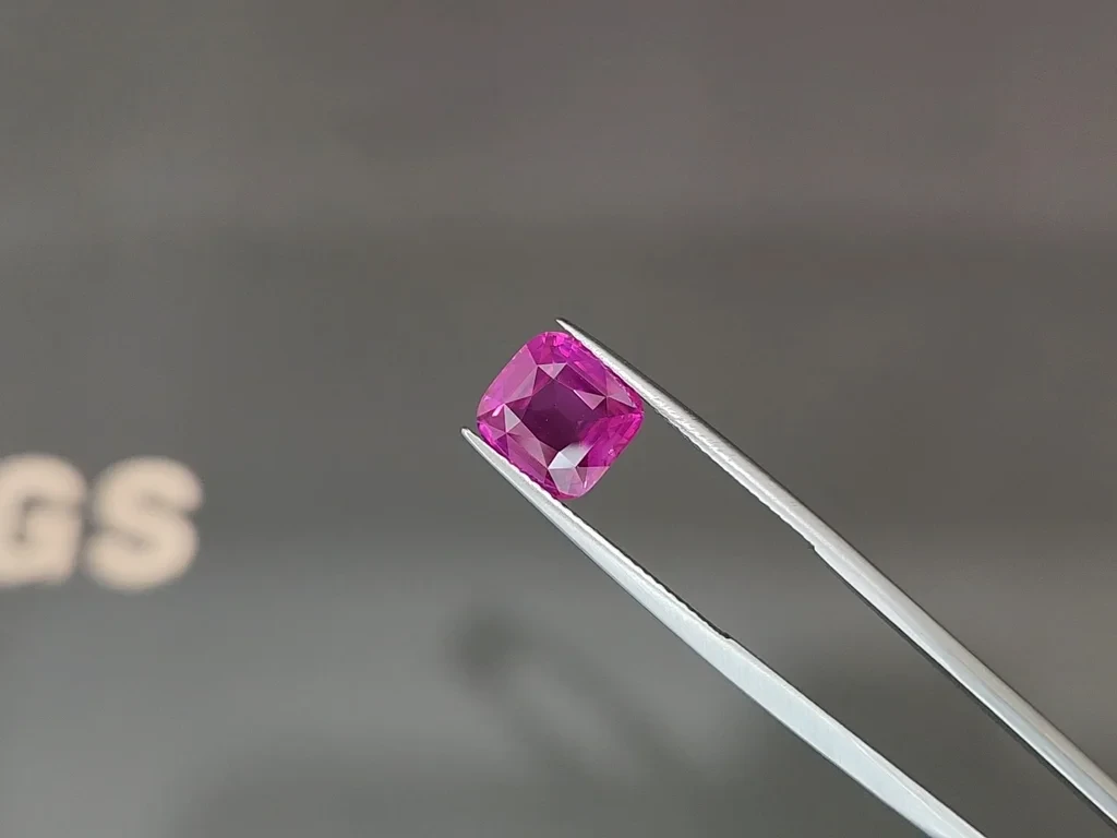 Sapphire Vivid Pink cushion cut  4.01 carats, Sri Lanka Image №3
