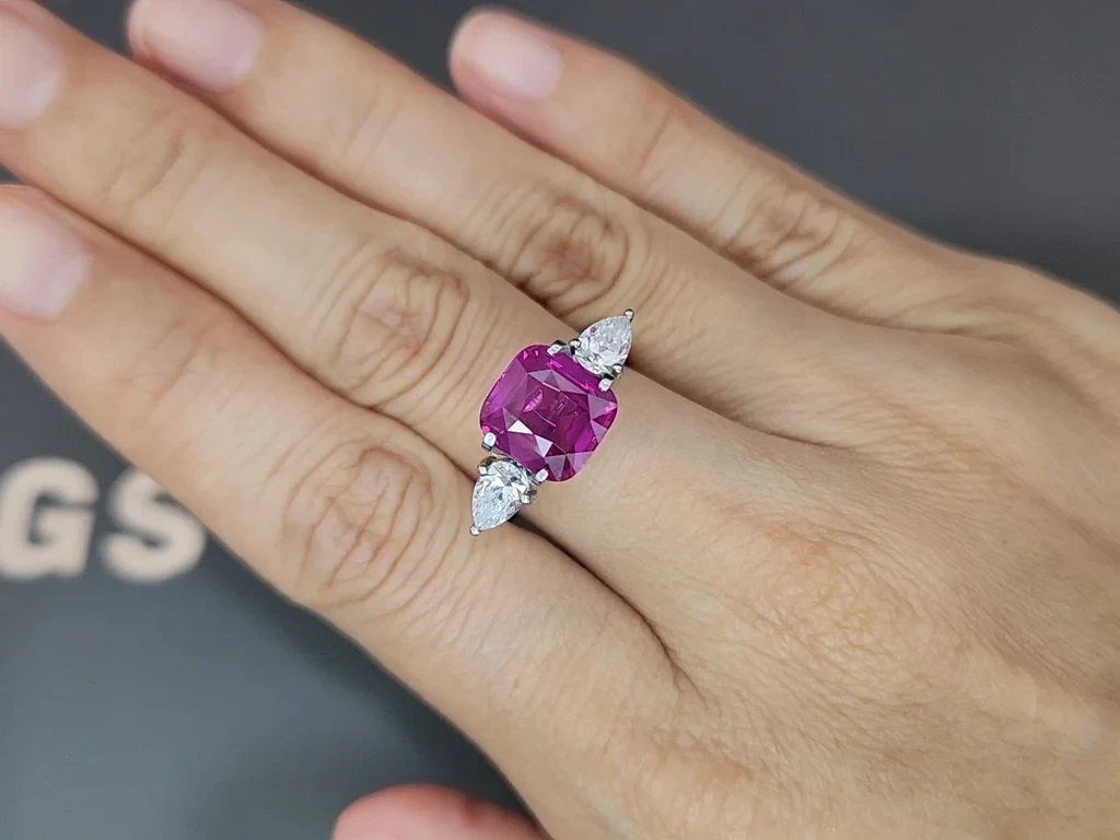 Sapphire Vivid Pink cushion cut  4.01 carats, Sri Lanka Image №5
