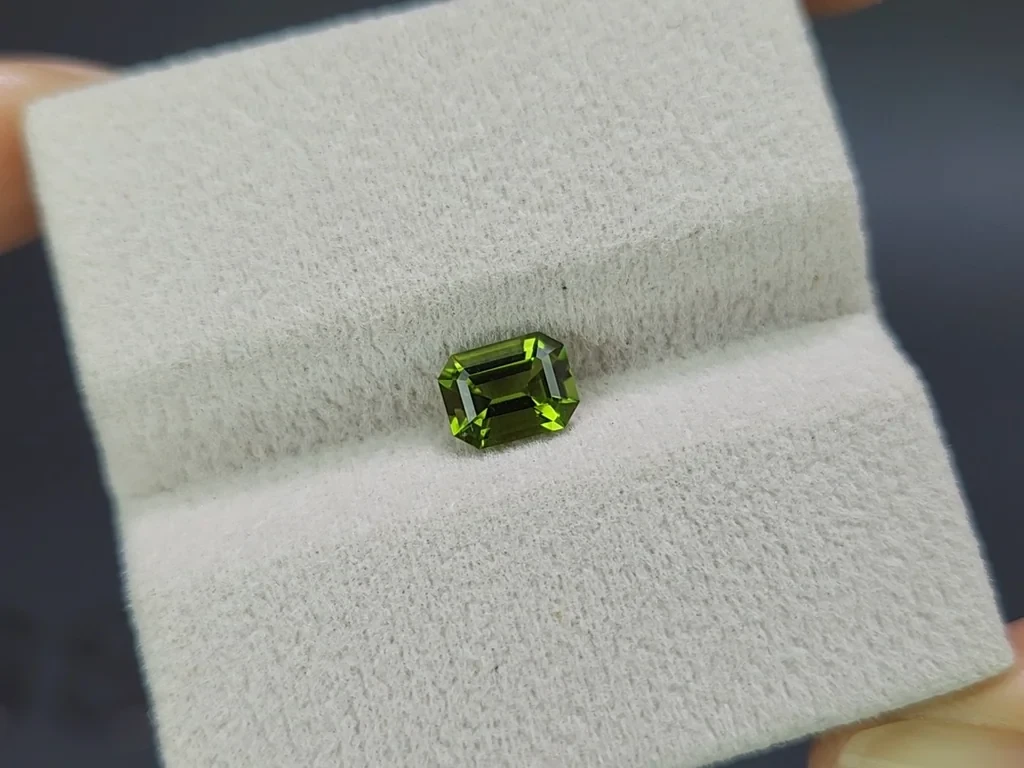 Green tourmaline octagon cut 0.86 carats, Tanzania Image №4