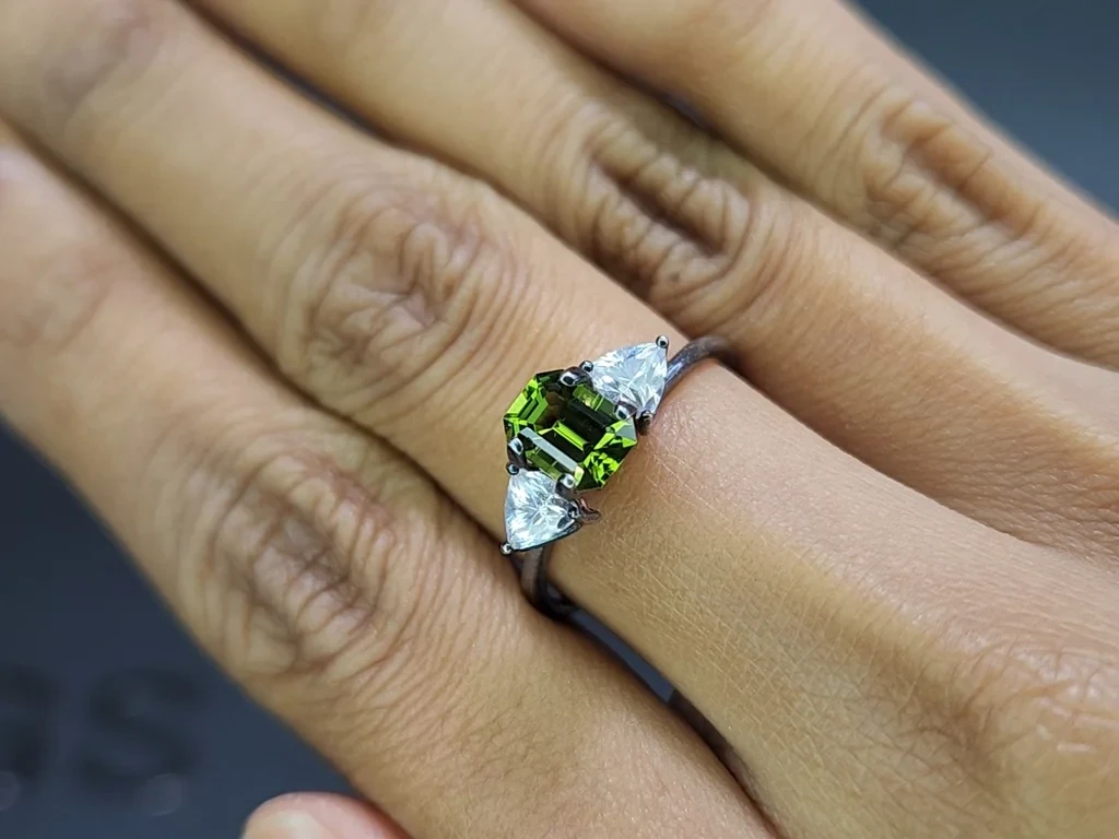 Green tourmaline octagon cut 0.86 carats, Tanzania Image №5