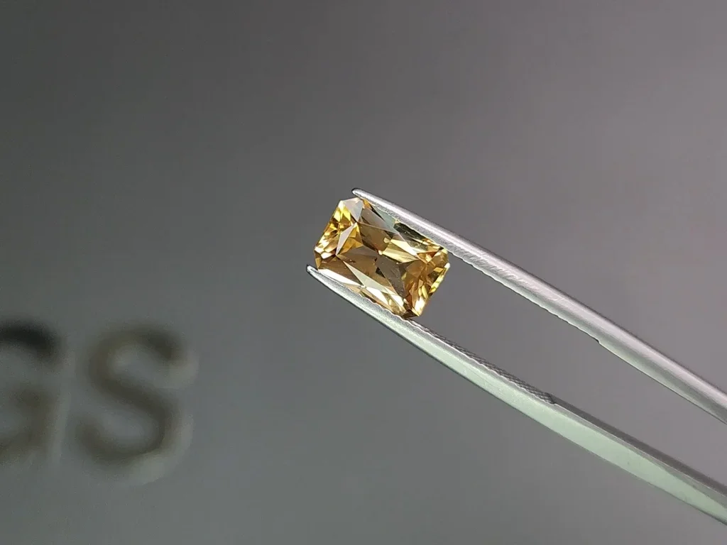Golden topaz Imperial 2.37 carats in radiant cut, Brazil  Image №3